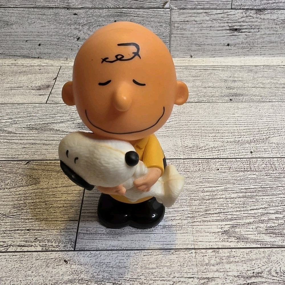 2015 McDonald's Charlie Brown Hugging Snoopy Bobble Peanuts 4" Tall